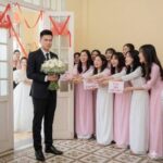 Bắt quả tang bố ngoại tình với người yêu con trai, gia đình hỗn chiến ngay giữa phố