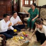 Vjdeo trong lúc chờ ra tòa, vk công khai ôm ng khác