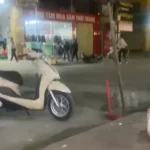 [VJDEO] Vk cầm mũ bảo hiểm combat luôn cả ck và tiểu 3 tại chỗ đang trần như nhộng