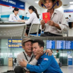 Hai anh chị làm trò mèo trên xe taxi, bị tài xế nhắc nhở còn tỏ thái độ…