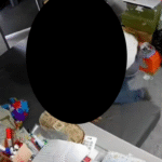 Hết chỗ làm rồi hả trời… ngại hết cả cô áo đỏ