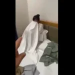 Vợ cũ đến tận nhà tôi để đưa thiệp mời cưới rồi nhét vào cùng phong bì 100 triệu, vợ tôi mừng rỡ lấy tiền cất ngay vào túi áo còn đon đả mời nước non